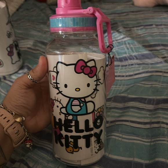 New hello kitty water bottle - Picture 3 of 6